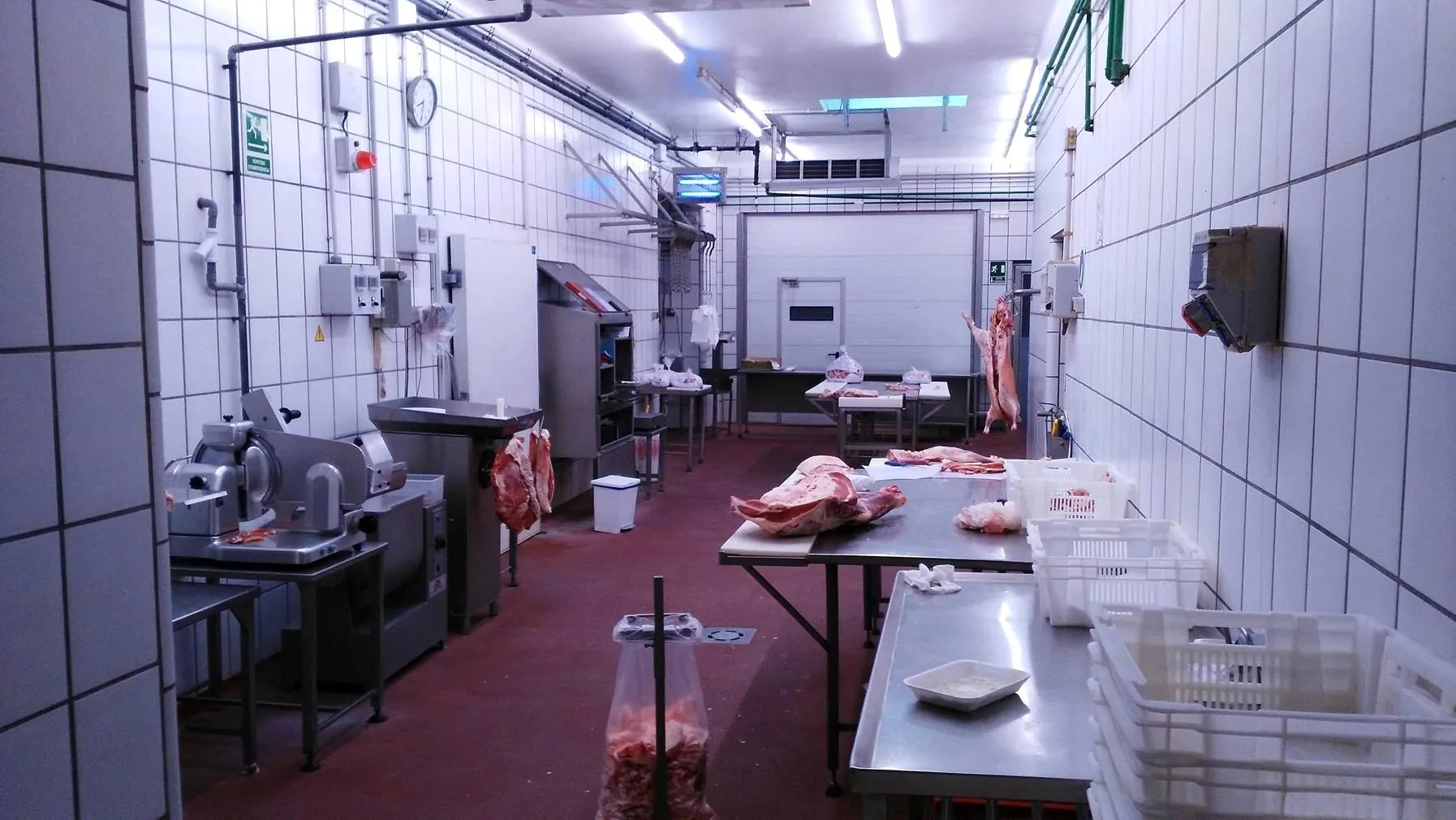 Sala de despiece con las mesas de trabajo y la maquinaria
